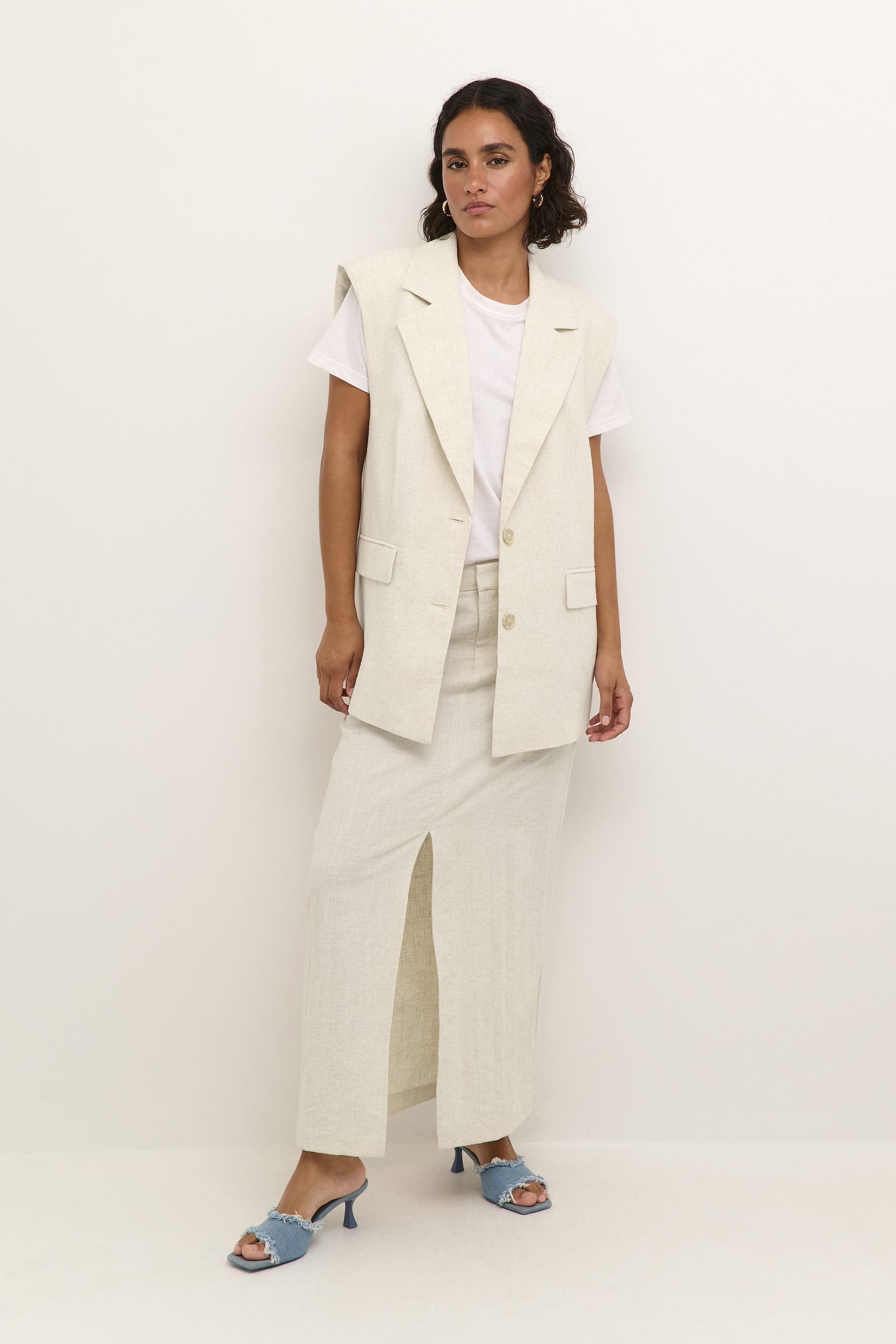 feather-gray-melange-kadaniella-waistcoat (1)
